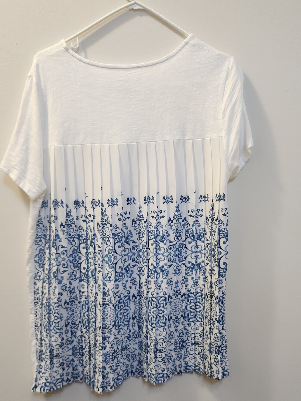 White Short-Sleeve Women’s Top With Pleated Floral Back In Shades Of Blue